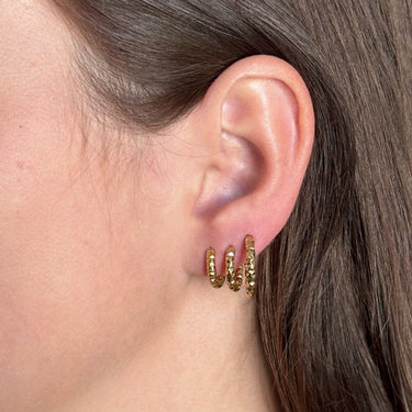 kruhové náušnice, náušnice kruhy, náušnice kroužky, slate náušnice kroužky, kruhové náušnice, náušnice kroužky, ocelové náušnice, Náušnice z chirurgické oceli kroužky, Dámské náušnice chirurgická ocel, Ocelové náušnice kruhy, minimalistické náušnice kroužky, mačkané náušnice