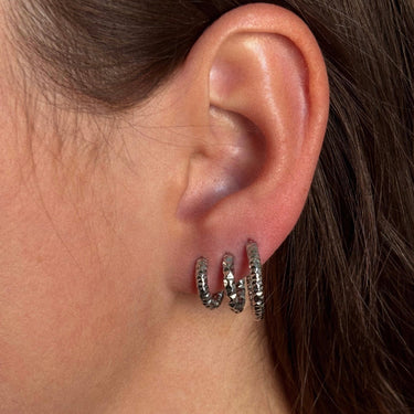 kruhové náušnice, náušnice kruhy, náušnice kroužky, slate náušnice kroužky, kruhové náušnice, náušnice kroužky, ocelové náušnice, Náušnice z chirurgické oceli kroužky, Dámské náušnice chirurgická ocel, Ocelové náušnice kruhy, minimalistické náušnice kroužky, mačkané náušnice