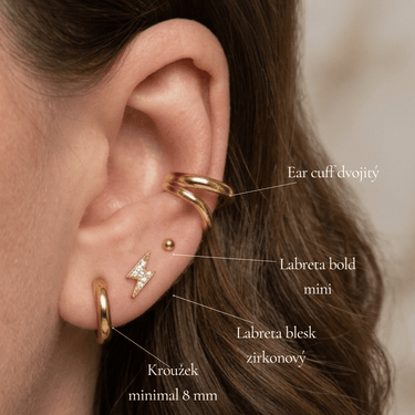 piercing labreta s motivem blesku osázeného čirými kamínky, moderní šperk s plochou zadní stranou do conchu a lalůčku.