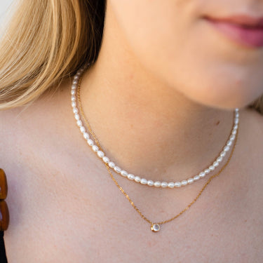 Pravý perlový náhrdelník z kultivovaných sladkovodních říčních perel, minimalistický perlový choker ručně vyrobený v Praze MARYRASH