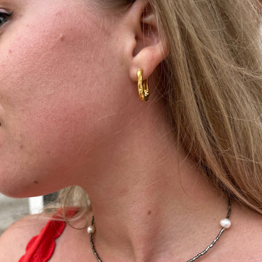 hranaté náušnice, oválné náušnice, oválné kroužky, Chirurgická ocel, Pozlacené náušnice, Geometrický tvar, Symbolem elegance, Preciznost, Hypoalergenní, Sofistikovanost, Šperkovnice, Jedinečnost, Svěrkový obchod