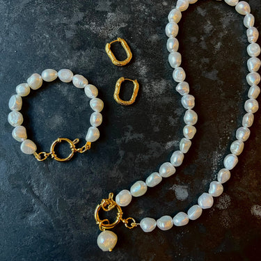 Stříbrný náramek s perlou, Náramek z mořských perel,  Náramek z říčních perel,  Náramek z pravých perel,  Perlový náramek bižuterie, perlový náramek s karabinkou,  Perlové šperky, perlový náramek, náramek bílé říční perly, perly, říční perly