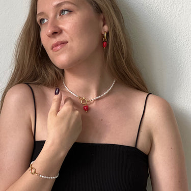 Perlový náramek s karabinkou