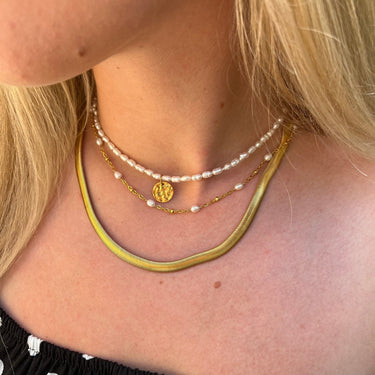 jemný perlový náhrdelník, pozlacený řetízek s perličkami, zlatý jemný náhrdelník s perlami