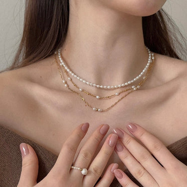 jemný perlový náhrdelník, pozlacený řetízek s perličkami, zlatý jemný náhrdelník s perlami