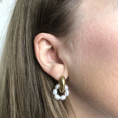 Náušnice kruhy z pozlacené chirurgické oceli s přívěskem z perel - MARYRASH