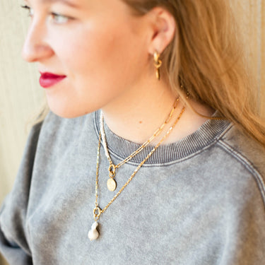 Perlový náhrdelník s karabinkou Vlny