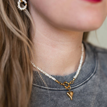 Perlový náhrdelník s karabinkou Vlny lásky