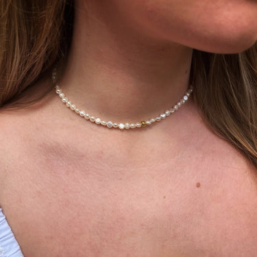 Perlový náhrdelník,  Pravy perlový náhrdelník,  Perlový náhrdelník bižuterie,  Perlový náhrdelník z mořských perel, Perlový náhrdelník choker, perlové šperky,  Sladkovodní perly,  Mořské perly,  Pravé říční perly, Říční perly, Zlaté šperky s perlou,  Sladkovodní perly