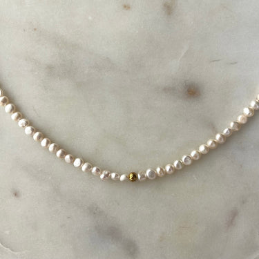 Perlový náhrdelník,  Pravy perlový náhrdelník,  Perlový náhrdelník bižuterie,  Perlový náhrdelník z mořských perel, Perlový náhrdelník choker, perlové šperky,  Sladkovodní perly,  Mořské perly,  Pravé říční perly, Říční perly, Zlaté šperky s perlou,  Sladkovodní perly