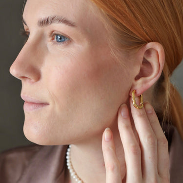 hranaté náušnice, oválné náušnice, oválné kroužky, Chirurgická ocel, Pozlacené náušnice, Geometrický tvar, Symbolem elegance, Preciznost, Hypoalergenní, Sofistikovanost, Šperkovnice, Jedinečnost