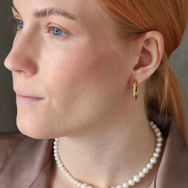 hranaté náušnice, oválné náušnice, oválné kroužky, Chirurgická ocel, Pozlacené náušnice, Geometrický tvar, Symbolem elegance, Preciznost, Hypoalergenní, Sofistikovanost, Šperkovnice, Jedinečnost