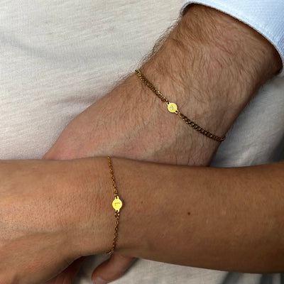 parove naramky, parove naramky se jmeny, parove naramky s inicialami, naramky pro pary, naramky pro nej a pro ni, personalizovane naramky, vanocni darky pro pary, vanocni darek pro pritelkyni, vanocni darek pro pritele, rucni razba sperku, rucne vyrabene naramky, zlate parove naramky, minimalisticke naramky, ceske sperky MARYRASH, sperky s vyznamem, darek z lasky, symbol lasky