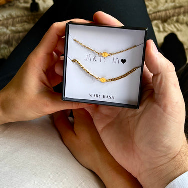 parove naramky, parove naramky se jmeny, parove naramky s inicialami, naramky pro pary, naramky pro nej a pro ni, personalizovane naramky, vanocni darky pro pary, vanocni darek pro pritelkyni, vanocni darek pro pritele, rucni razba sperku, rucne vyrabene naramky, zlate parove naramky, minimalisticke naramky, ceske sperky MARYRASH, sperky s vyznamem, darek z lasky, symbol lasky