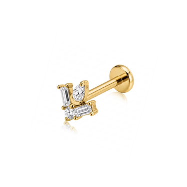 Piercing do ucha labreta ze zlata s čirými geometrickými kamínky, detail šperku s plochou zadní stranou na bílém podkladu.