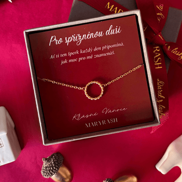 naramek pro kamaradku, naramek pro sestru, naramek pro spriznenou dusi, parove naramky pro kamaradky, naramek s inicialami, personalizovany naramek, vanocni darek pro kamaradku, vanocni darek pro sestru, darek pro nejlepsi kamaradku, darek pro sestru, naramek pratelstvi, naramek s rucni razbou, cesky sperk, sperky MARYRASH, vanocni limitovana edice sperku, darkove baleni MARYRASH, naramek s pismeny, sperk s pribehom, darek z lasky, originalni darek pro zeny