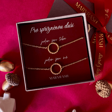 naramek pro kamaradku, naramek pro sestru, naramek pro spriznenou dusi, parove naramky pro kamaradky, naramek s inicialami, personalizovany naramek, vanocni darek pro kamaradku, vanocni darek pro sestru, darek pro nejlepsi kamaradku, darek pro sestru, naramek pratelstvi, naramek s rucni razbou, cesky sperk, sperky MARYRASH, vanocni limitovana edice sperku, darkove baleni MARYRASH, naramek s pismeny, sperk s pribehom, darek z lasky, originalni darek pro zeny