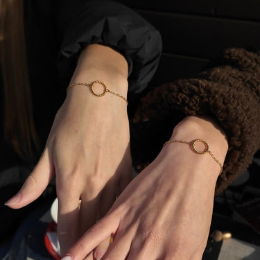 naramek pro kamaradku, naramek pro sestru, naramek pro spriznenou dusi, parove naramky pro kamaradky, naramek s inicialami, personalizovany naramek, vanocni darek pro kamaradku, vanocni darek pro sestru, darek pro nejlepsi kamaradku, darek pro sestru, naramek pratelstvi, naramek s rucni razbou, cesky sperk, sperky MARYRASH, vanocni limitovana edice sperku, darkove baleni MARYRASH, naramek s pismeny, sperk s pribehom, darek z lasky, originalni darek pro zeny