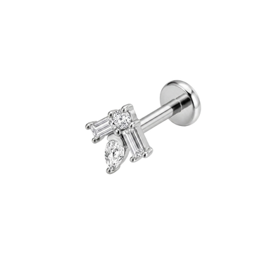 Piercing do ucha labreta ze zlata s čirými geometrickými kamínky, detail šperku s plochou zadní stranou na bílém podkladu.