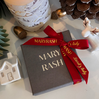 parove naramky, parove naramky se jmeny, parove naramky s inicialami, naramky pro pary, naramky pro nej a pro ni, personalizovane naramky, vanocni darky pro pary, vanocni darek pro pritelkyni, vanocni darek pro pritele, rucni razba sperku, rucne vyrabene naramky, zlate parove naramky, minimalisticke naramky, ceske sperky MARYRASH, sperky s vyznamem, darek z lasky, symbol lasky