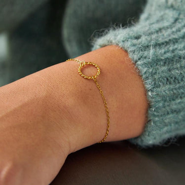 naramek pro kamaradku, naramek pro sestru, naramek pro spriznenou dusi, parove naramky pro kamaradky, naramek s inicialami, personalizovany naramek, vanocni darek pro kamaradku, vanocni darek pro sestru, darek pro nejlepsi kamaradku, darek pro sestru, naramek pratelstvi, naramek s rucni razbou, cesky sperk, sperky MARYRASH, vanocni limitovana edice sperku, darkove baleni MARYRASH, naramek s pismeny, sperk s pribehom, darek z lasky, originalni darek pro zeny