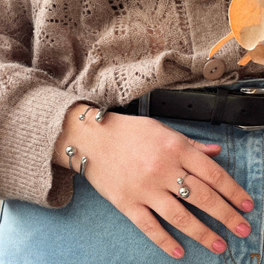 Náramky pro ženy, otevreny damsky naramek, Pevné náramky pro ženy, Pevný otevřený náramek, Leštěný ocelový náramek, Moderní dámské náramky, Dámské náramky na ruku, Dámské náramky Pandora, Luxusní dámské náramky, Pevný náramek z chirurgické oceli