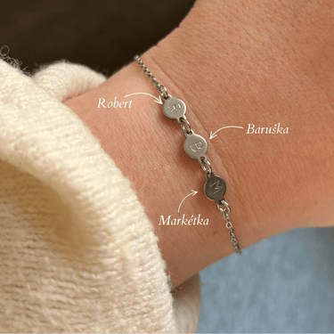 naramek pro mamu, naramek pro maminku, naramek pro babicku, naramek pro manzelku, naramek s inicialami, personalizovany naramek, naramek s pismenky, vanocni darek pro mamu, vanocni darek pro babicku, darek pro manzelku, darek z lasky, naramek s rucni razbou, cesky sperk, sperky MARYRASH, vanocni limitovana edice sperku, darkove baleni MARYRASH, naramek s pismeny deti, naramek s vyznamem, originalni darek pro zeny, elegantni vanocni darek