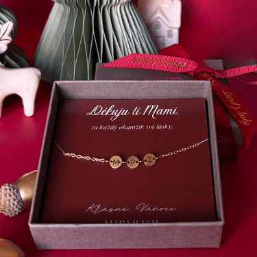 naramek pro mamu, naramek pro maminku, naramek pro babicku, naramek pro manzelku, naramek s inicialami, personalizovany naramek, naramek s pismenky, vanocni darek pro mamu, vanocni darek pro babicku, darek pro manzelku, darek z lasky, naramek s rucni razbou, cesky sperk, sperky MARYRASH, vanocni limitovana edice sperku, darkove baleni MARYRASH, naramek s pismeny deti, naramek s vyznamem, originalni darek pro zeny, elegantni vanocni darek