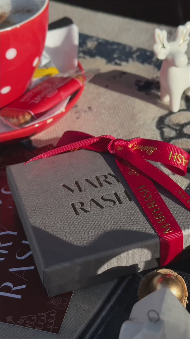 naramek pro kamaradku, naramek pro sestru, naramek pro spriznenou dusi, parove naramky pro kamaradky, naramek s inicialami, personalizovany naramek, vanocni darek pro kamaradku, vanocni darek pro sestru, darek pro nejlepsi kamaradku, darek pro sestru, naramek pratelstvi, naramek s rucni razbou, cesky sperk, sperky MARYRASH, vanocni limitovana edice sperku, darkove baleni MARYRASH, naramek s pismeny, sperk s pribehom, darek z lasky, originalni darek pro zeny