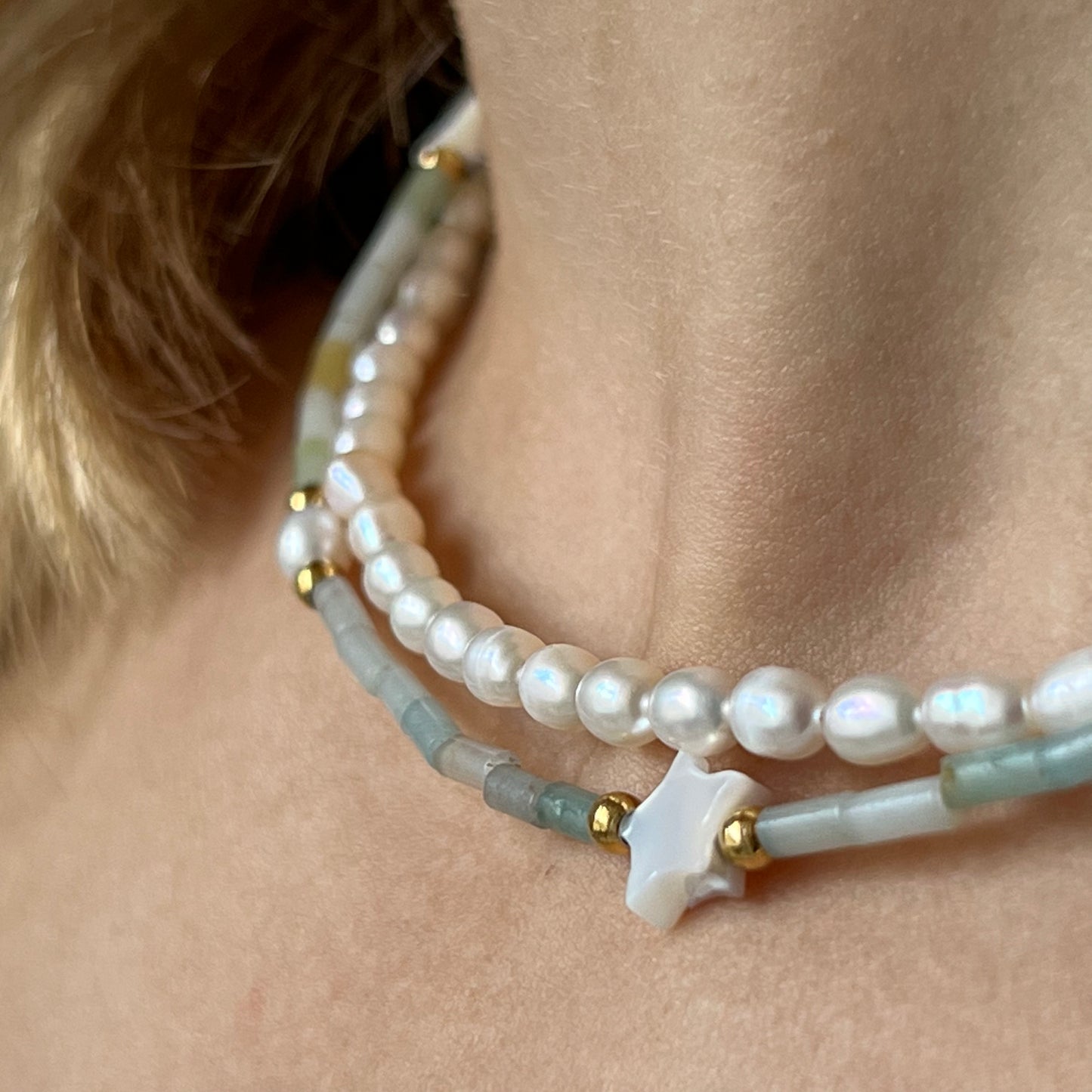 Perlový náhrdelník,  Pravy perlový náhrdelník,  Perlový náhrdelník bižuterie,  Perlový náhrdelník z mořských perel, Perlový náhrdelník choker, perlové šperky,  Sladkovodní perly,  Mořské perly,  Pravé říční perly, Říční perly, Zlaté šperky s perlou,  Sladkovodní perly