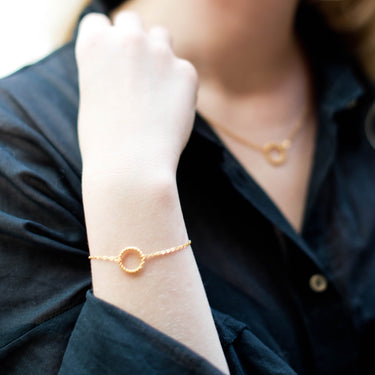 naramek pro kamaradku, naramek pro sestru, naramek pro spriznenou dusi, parove naramky pro kamaradky, naramek s inicialami, personalizovany naramek, vanocni darek pro kamaradku, vanocni darek pro sestru, darek pro nejlepsi kamaradku, darek pro sestru, naramek pratelstvi, naramek s rucni razbou, cesky sperk, sperky MARYRASH, vanocni limitovana edice sperku, darkove baleni MARYRASH