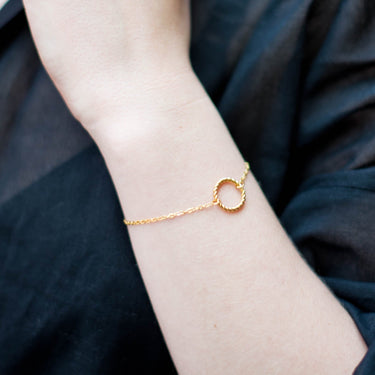 naramek pro kamaradku, naramek pro sestru, naramek pro spriznenou dusi, parove naramky pro kamaradky, naramek s inicialami, personalizovany naramek, vanocni darek pro kamaradku, vanocni darek pro sestru, darek pro nejlepsi kamaradku, darek pro sestru, naramek pratelstvi, naramek s rucni razbou, cesky sperk, sperky MARYRASH, vanocni limitovana edice sperku, darkove baleni MARYRASH, naramek s pismeny, sperk s pribehom, darek z lasky, originalni darek pro zeny