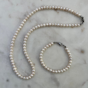 #perlovynahrdelnik #panskesperky #perlovyretizek #luxusnisperky #sperkysperlami #perlovebizuterie #sperkypromuze #elegantnisperky #dareksperky #modernisperky #perloveprsteny #perlovydesign #sperkyprogentlemany #panskystyl #sperkyprokavaleristy