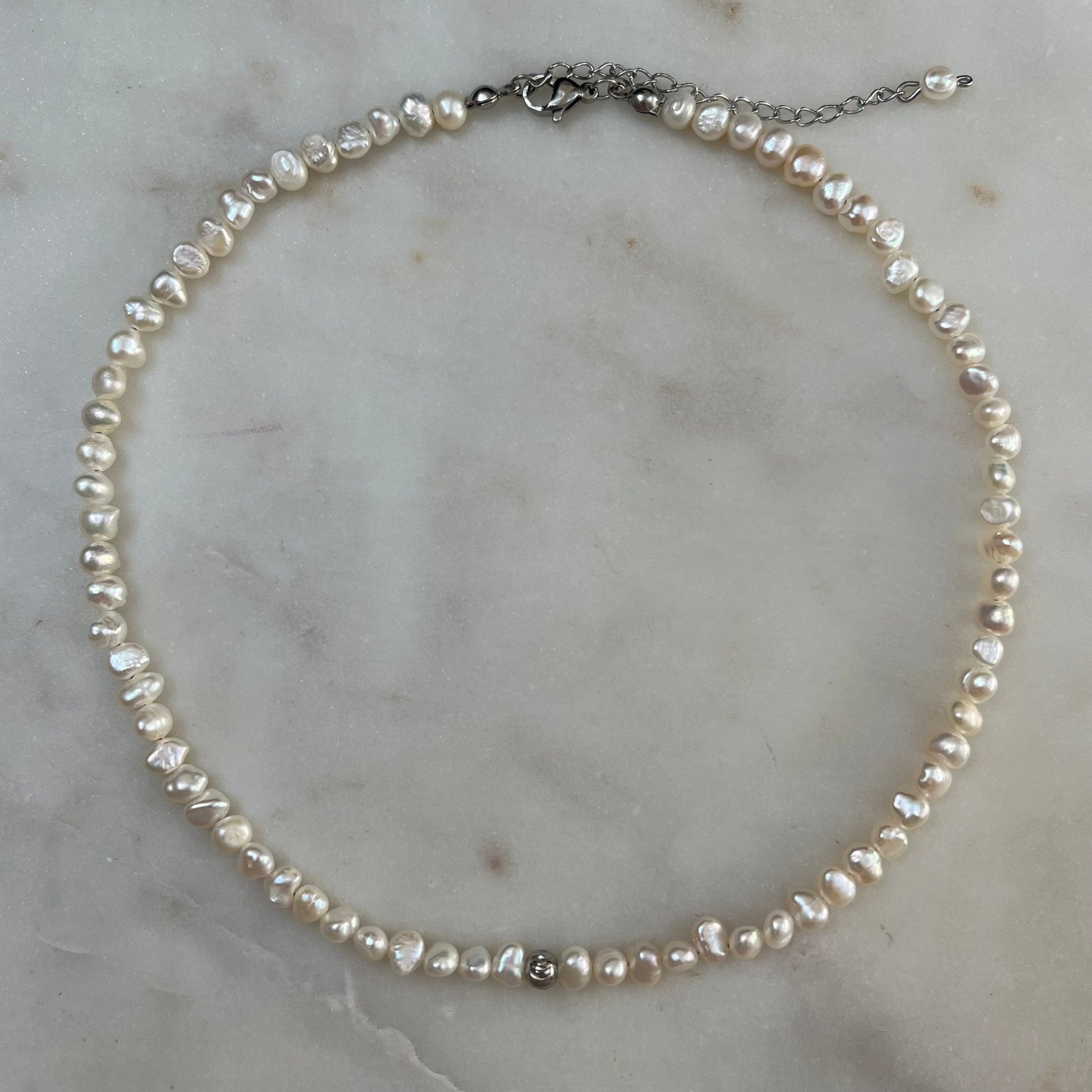 Perlový náhrdelník,  Pravy perlový náhrdelník,  Perlový náhrdelník bižuterie,  Perlový náhrdelník z mořských perel, Perlový náhrdelník choker, perlové šperky,  Sladkovodní perly,  Mořské perly,  Pravé říční perly, Říční perly, Zlaté šperky s perlou,  Sladkovodní perly